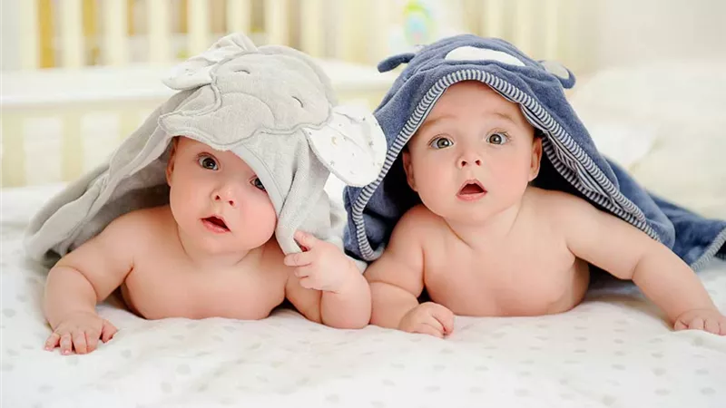 لو عندك طفلين توأم.. كيف تتعاملين معهما؟.. طبيبة تُجيب.. فيديو 