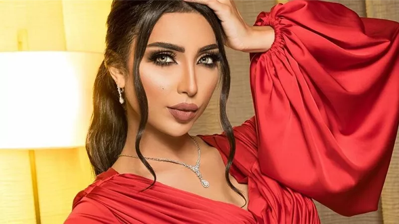 دنيا بطمة تُعيّد على متابعيها بـ«كعب عالِِ» مُثير