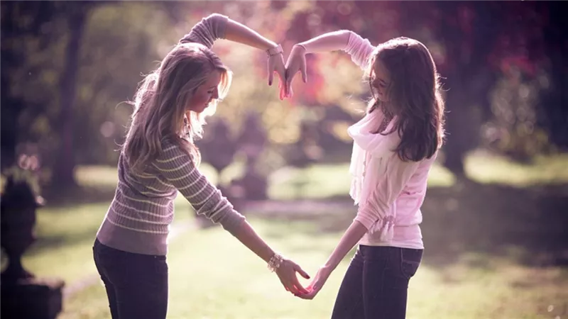 المشي والأكل والأسئلة.. 3 ألعاب تقوي من علاقة الصداقة