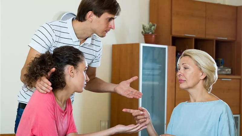 الطيبة حماتي بتدخل في حياتي.. وخبير تنموية يرد: 