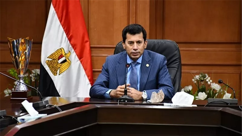 وزير الرياضة يُهنئ منتخب السباحة على نتائج بطولة أنديانا