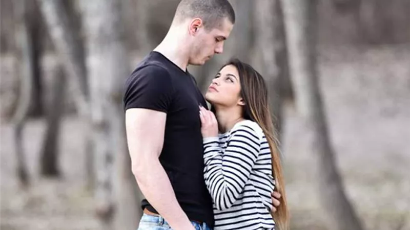 «بتحسسه بقوته».. لماذا ينجذب الرجال للمرأة القصيرة؟ 