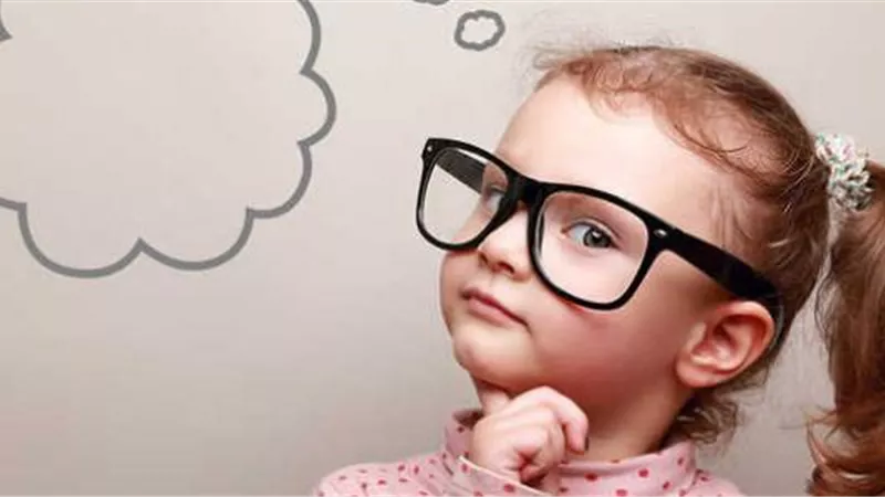 أبرزها الاتصال بالعين.. طرق بسيطة لجعل طفلك أكثر ذكاءً
