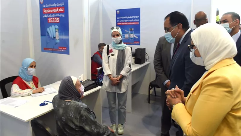 رئيس الوزراء يتفقد مركز لقاحات كورونا الرئيسي بأرض المعارض بمدينة نصر
