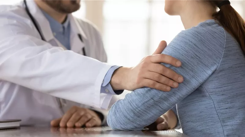 منفتحة وصريحة.. تفاصيل إخلاء سبيل طبيب أسنان متهم بالتحرش بموظفة