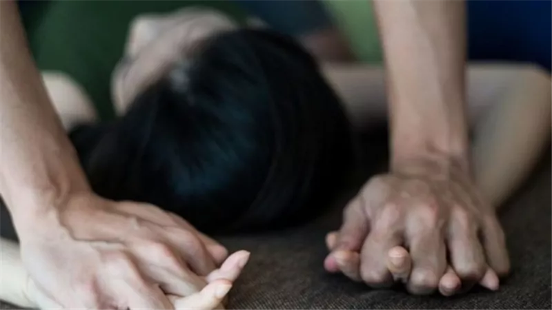 آية تصرخ أمام محكمة الأسرة لطلب الخلع: «انجدوني من جوزي وأخويا»