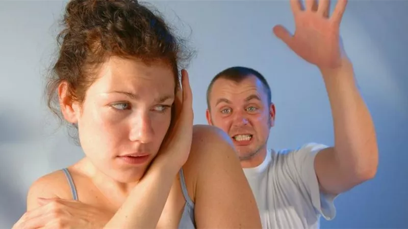 «جوزي بيضربنا لو جوعنا».. منيرة تطلب الطلاق أمام محكمة الأسرة