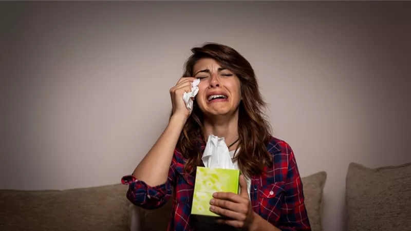 فتيات يشتكين ألم فراق الأخت بعد زواجها.. بكائيات البنات في جروبات «فيس بوك»