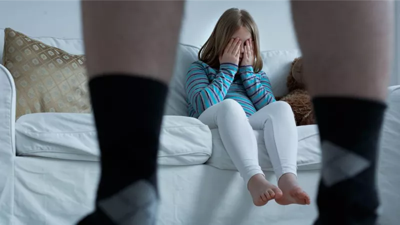 لا يعفي من المسؤولية الجنائية.. «متعملش نفسك مريض البيدوفيليا»