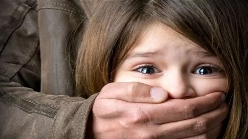 المتهم بالتحرش بطفلة بولاق: «أنقذتها من الكلاب».. والضحية: «حضني»