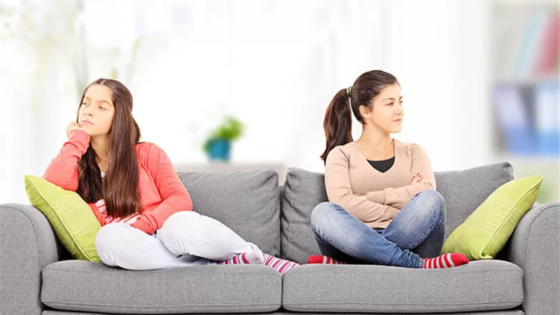 ازاي اتعامل مع ابنتي المراهقة التي تكذب؟.. ومتخصصة تُجيب: امنحيها الثقة 