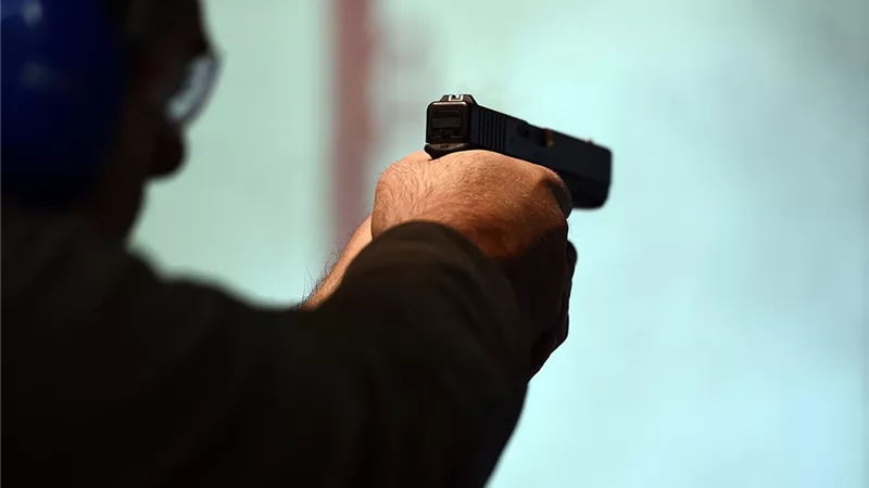 في عز النهار.. رجل يُطلق النار على زوجته بـ الإسماعيلية