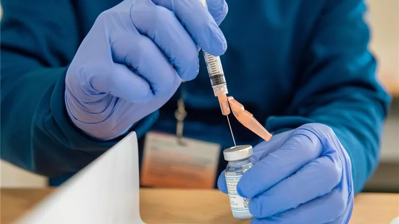 «الصحة»: إنتاج 40 مليون جرعة من لقاح كورونا نهاية العام| فيديو