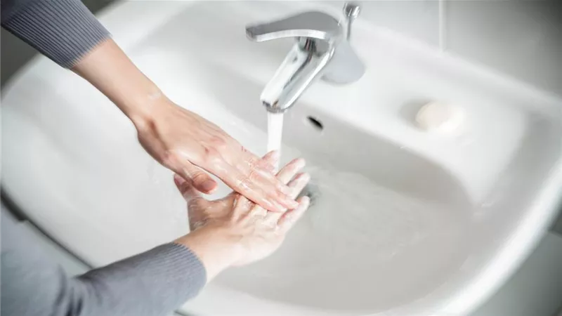 وسواس النجاسات.. هل يجب التأكد من طهارة كل ما نلمسه أو نجلس عليه؟