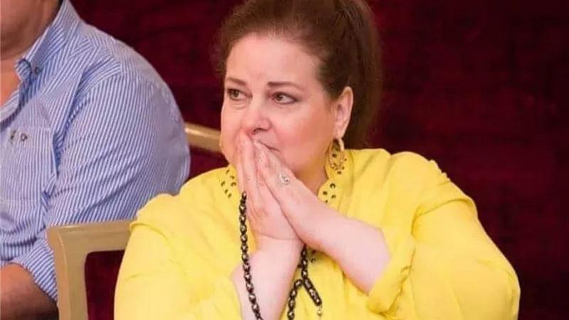 «برتاح كده».. دلال عبد العزيز تكشف سر السبحة الحمراء