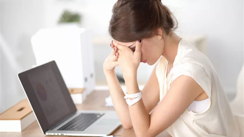 لأكثر من 55 ساعة.. الصحة العالمية: ساعات العمل الزائدة تسبب الموت | فيديو
