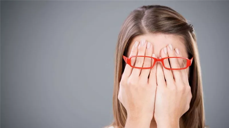 «الخجل» سلوك طبيعي أم حالة مرضية؟.. خبير تنمية بشرية: «لا ده.. ولا ده»