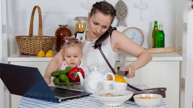 العمل من المنزل راحة أم تكدير؟.. سيدات: «صاحب بالين كداب»