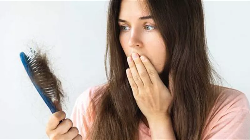 «لو شعرك بيقع».. تعرفي على الأسباب وروشتة العلاج 