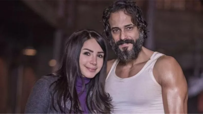 بعد تداول رفض يوسف الشريف ملامسة النساء.. زوجته: «مين قال كده؟»