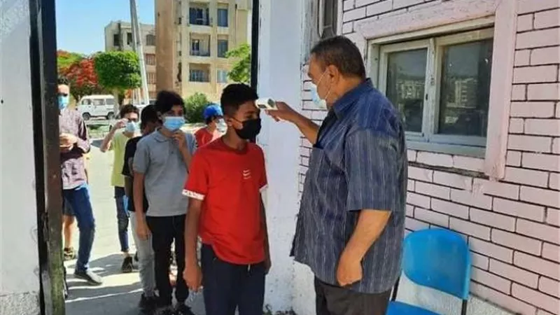 بدء توافد طلاب الثانوية العامة لأداء الاختبار التجريبي عن شهر مايو إلكترونيا بالمدارس