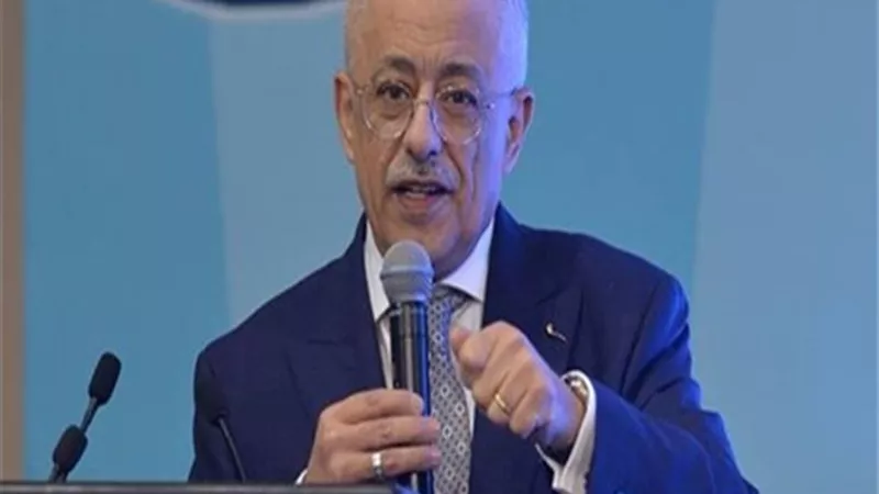 الوقت قصير.. وزير التعليم يرد على شكاوى الامتحان التجريبي لمادة الفيزياء 