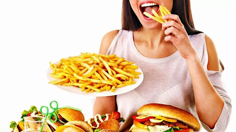 10 عادات غذائية سيئة تسبب أمراض المصريين.. د. أسامة حمدي يحذر 