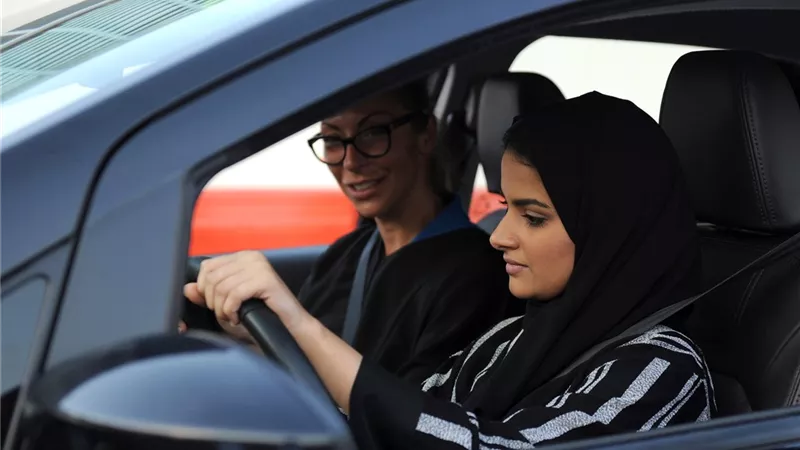 لو بتحبي قيادة السيارات.. إليكِ أهم 5 نصائح تجنبك حوادث الطريق
