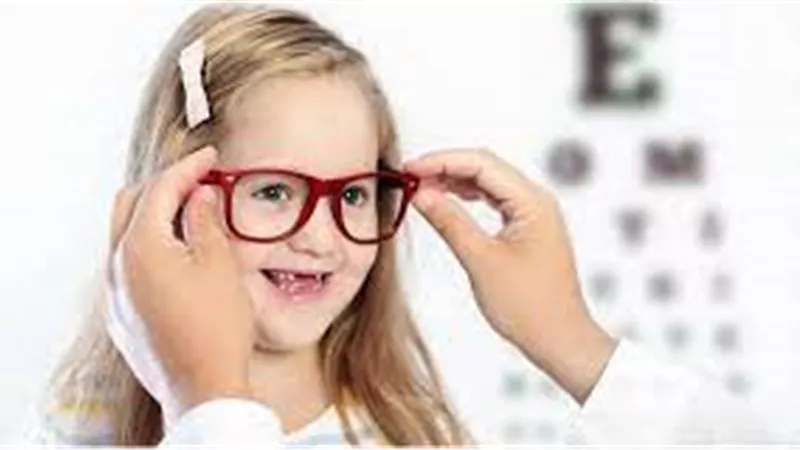 لكل أم.. كيف تساعدين طفلك على قبول ارتداء نظارة ضعف النظر؟