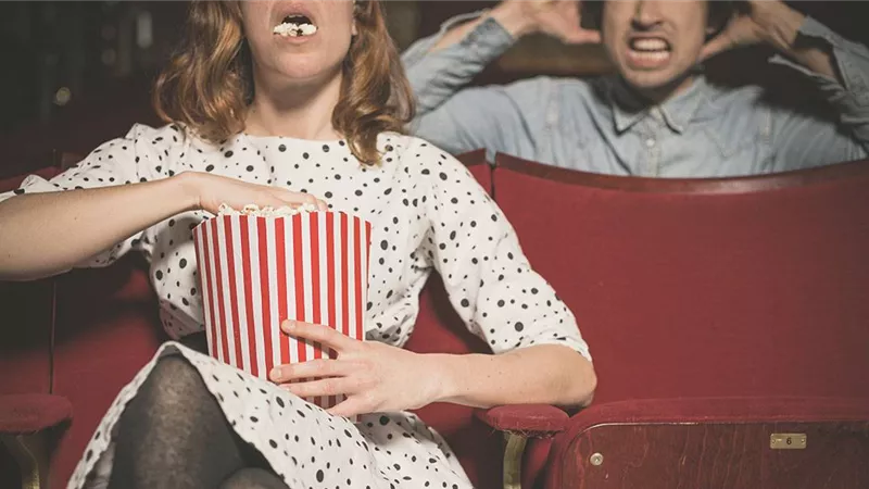 لماذا نكره صوت مضغ الآخرين للطعام؟.. الـ «ميزوفونيا» كلمة السر 
