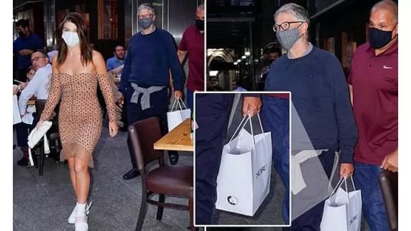 يحمل حقيبة بها بقايا طعام.. بيل جيتس في أول ظهور بعد الطلاق