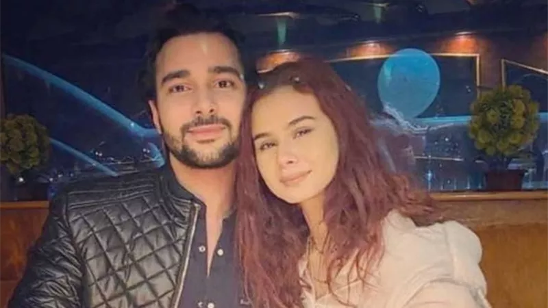 وصلة غزل بين محمود المهدي ومنة عرفة