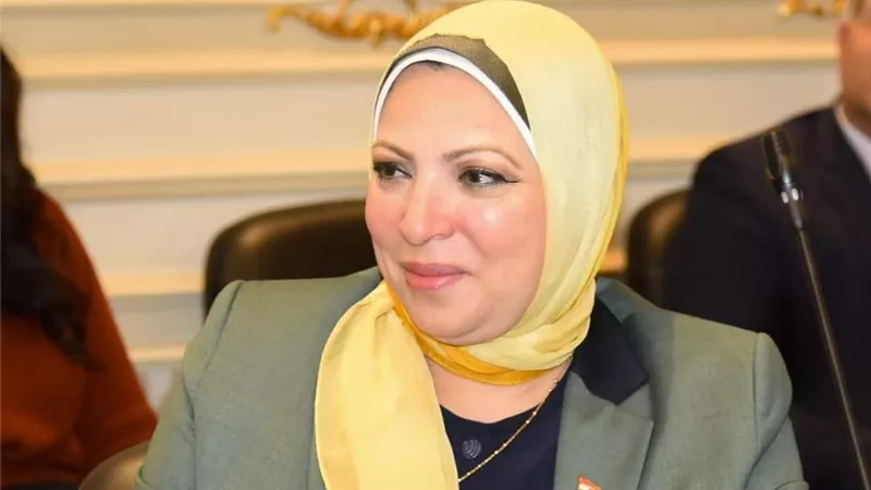 برلمانية تُشيد بقرار تطعيم كبار السن في منازلهم: سيحد من انتشار كورونا