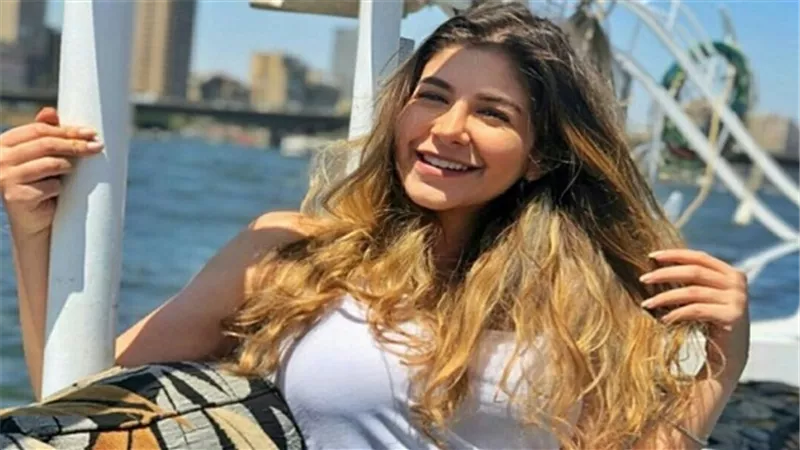 من أحد شواطئ أمريكا.. «ملك قورة» تستعرض أنوثتها