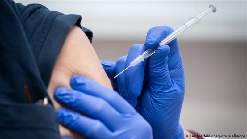 ما الفئات المستحقة لتطعيم لقاح كورونا في المنزل؟.. الطب الوقائي يُجيب| فيديو