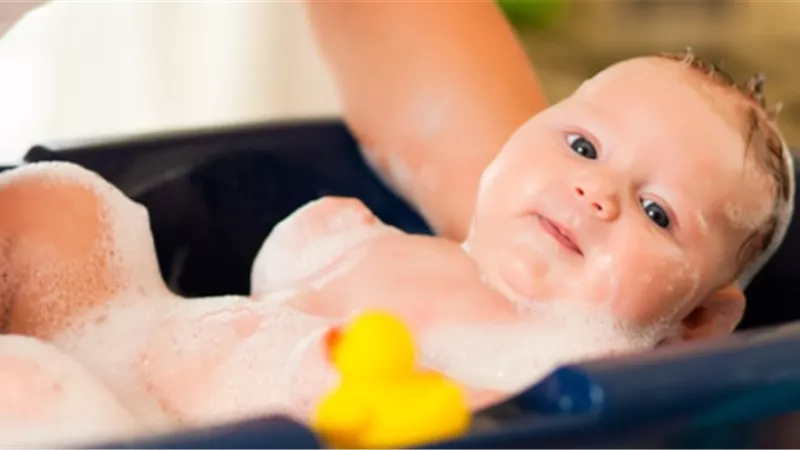لا تزيد عن 10 دقائق.. طبيبة تُحذر من كثرة استحمام الأطفال