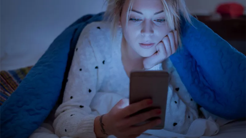 بنتي المراهقة مُدمنة للموبايل.. أخصائية نفسية للأمهات: «علميها دينها»