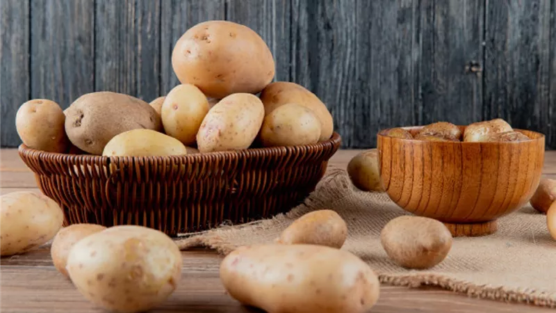 منها النظارات.. 5 أغراض في البيت يمكنكِ تنظيفها بالبطاطس