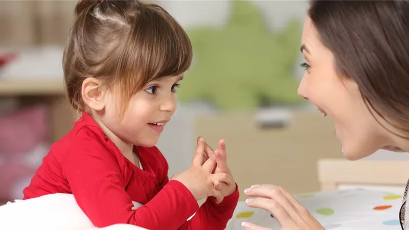 «إزاي تعلمي طفلك يعبر عن مشاعره؟».. استشاري يجيب (فيديو)