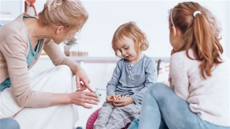 ابني خجول أتعامل معاه إزاي.. إخصائية علم نفس تجيب
