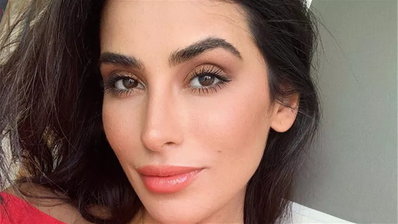لصاحبات البشرة «الفاتحة».. إليكِ 6 ألوان من أحمر الشفاه اللامع تناسبك