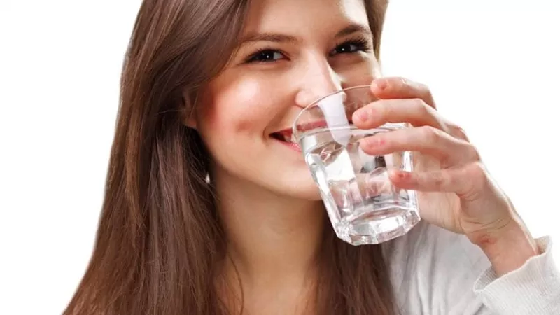 8 أسباب صحية تجعلك حريصة على شرب المياه بكثرة في الصيف.. تعرفي عليها
