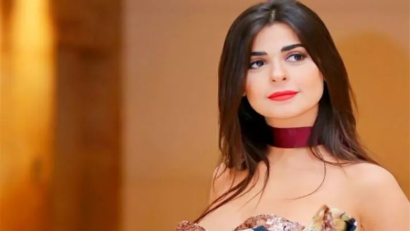 بالكاش مايوه الأحمر.. إطلالة مثيرة لـ«رانيا منصور» تخطف الأنظار