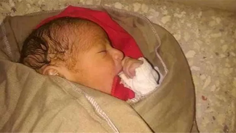 القبض على أم ألقت رضيعها في الشارع.. مطلقة وتعمل في كافيه بالغردقة