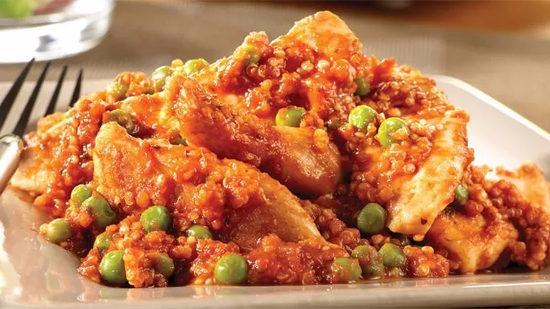 سهلة ولذيذة.. طريقة عمل صدور دجاج بالأرز والبسلة