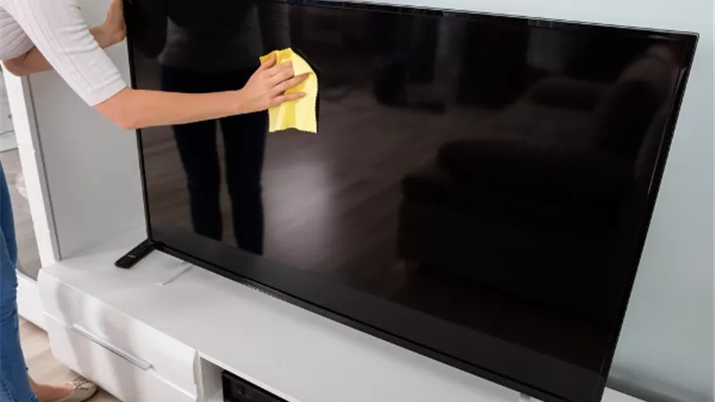 5 أخطاء تجنبيها عند تنظيف التلفزيون.. وتحذيرات من سائل الأمونيا