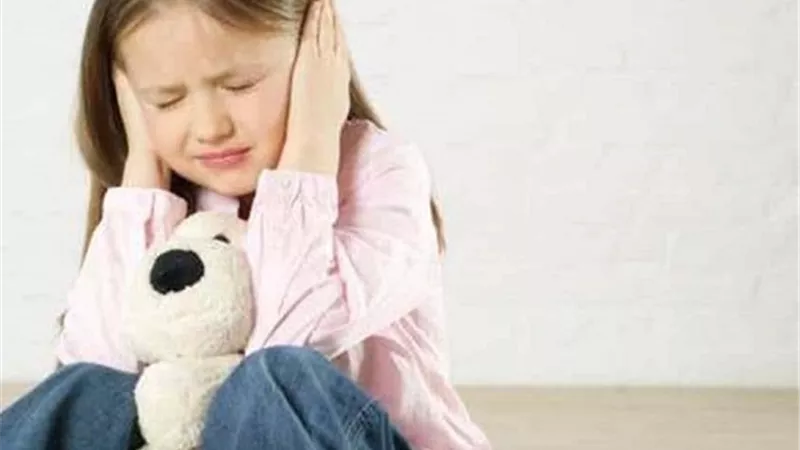 طفلي يخشى الضوضاء.. إليكِ 5 طرق لعلاج خوفه