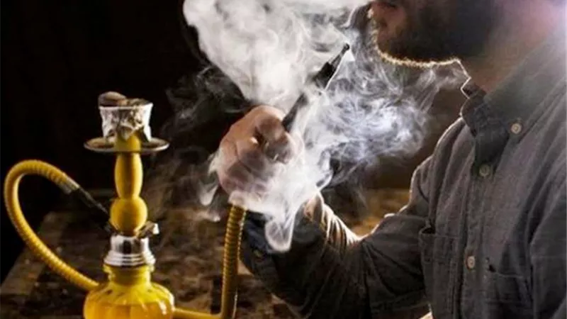 طبيب: تدخين ساعة شيشة يعادل 100 سيجارة | فيديو