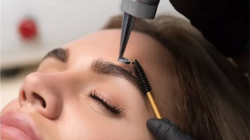 «متروحيش الصالونات».. طرق إزالة شعر الحواجب وتنظيفها في المنزل