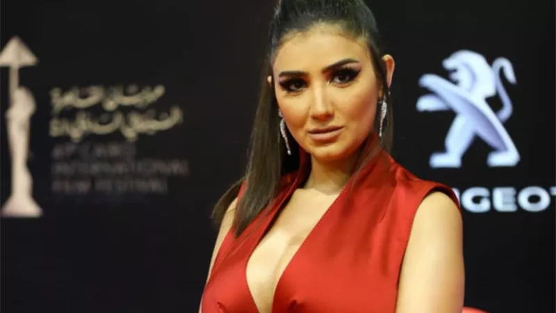 مي عمر في كامل أناقتها.. فيديو 